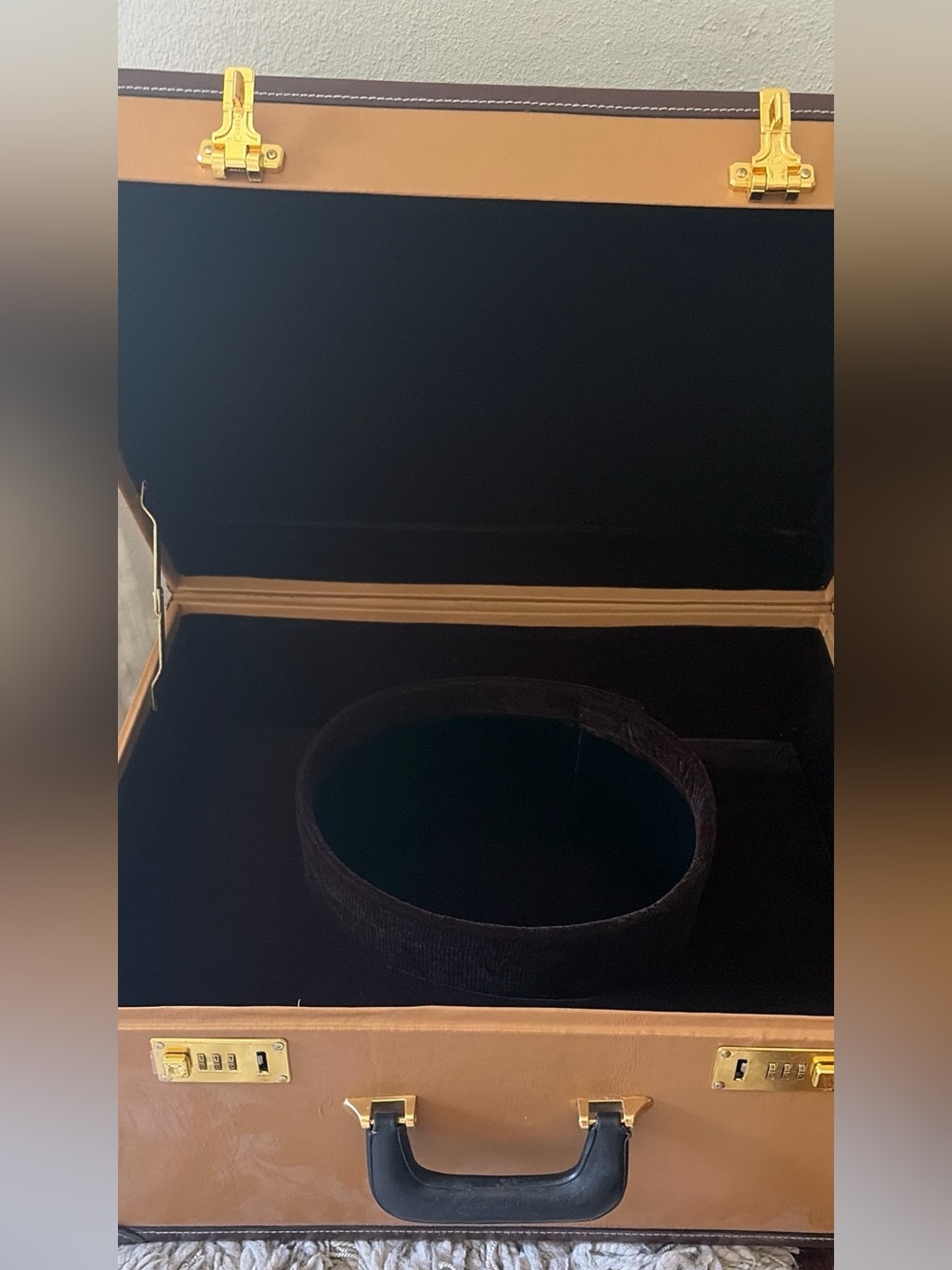 Larry Mahan Black and Brown Western 1000x Hat Case with Gold Hardware - Picture 4 of 5